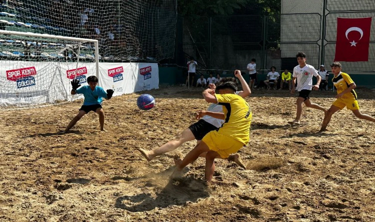 Kocaeli Gölcük’te ’kum futbolu’ heyecanı