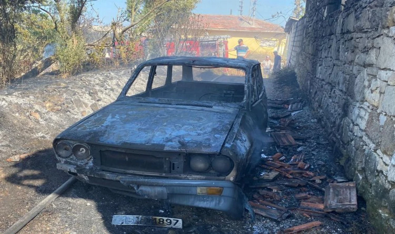 Manisa Soma’da ot yangını! Otomobil küle döndü!