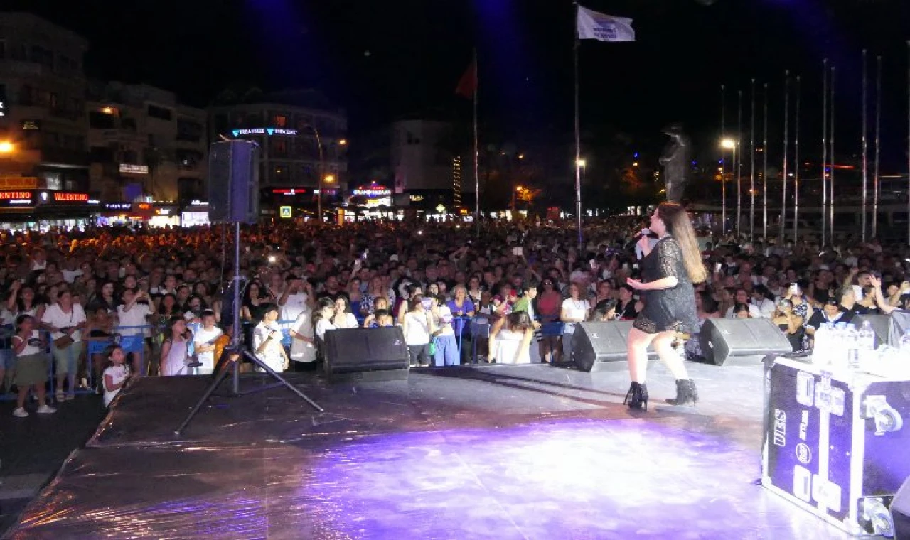 Marmaris 90’lı yılların aşk şarkılarıyla coştu