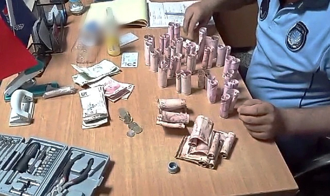 Sivas Belediyesi Zabıta Müdürlüğü ekipleri tarafından yakalanan bir dilencinin koltuk değneğinin içinden 7 bin liranın üzerinde para çıktı