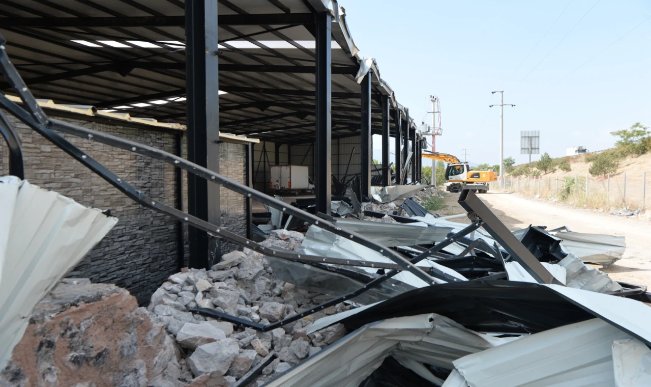 Bursa Osmangazi’de tarım arazisine inşa edilen kaçak depo yıkıldı