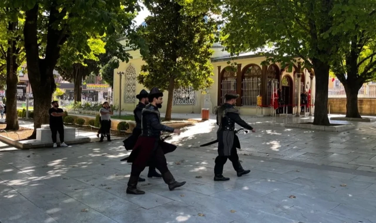 Bursa’da Osmangazi Türbesi’nde nöbet değişimi ziyaretçileri duygulandırıyor