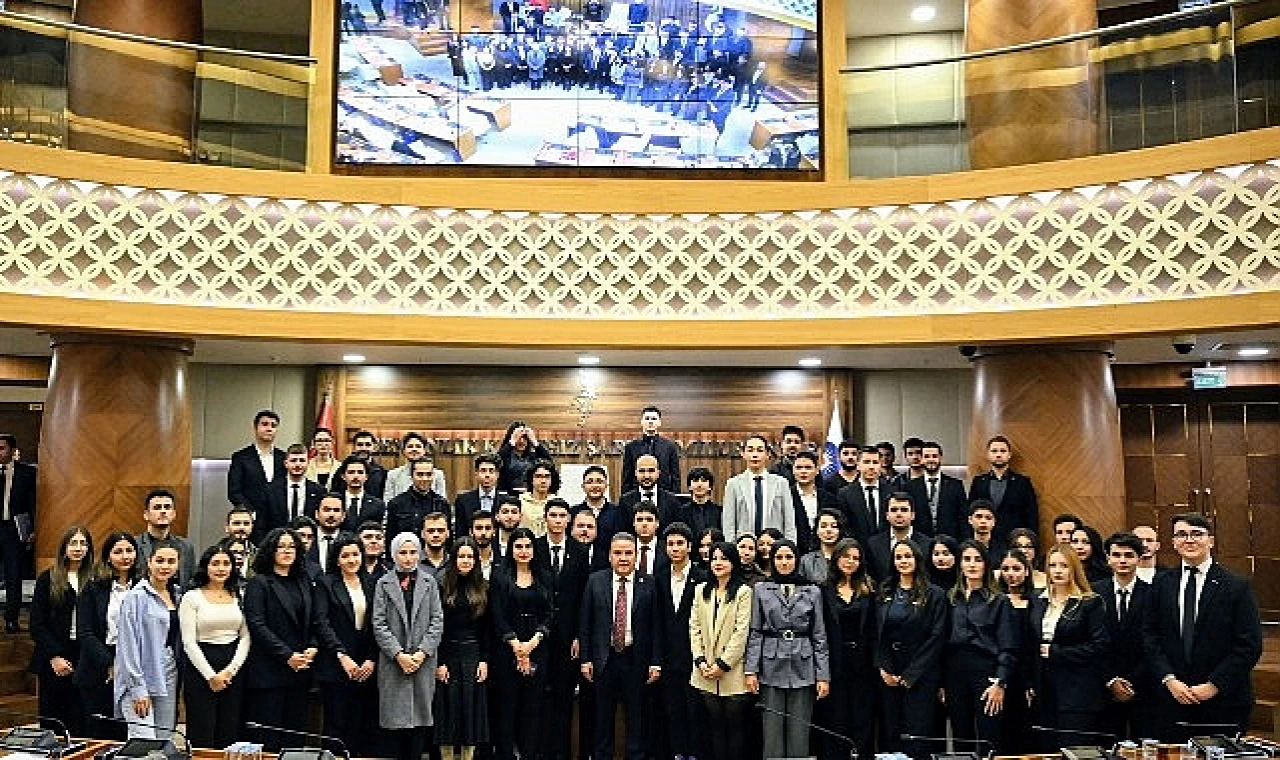 Antalya Büyükşehir Belediye Başkanı Muhittin Böcek, Antalya Gençlik Meclisi toplantısında gençlerle bir araya geldi.