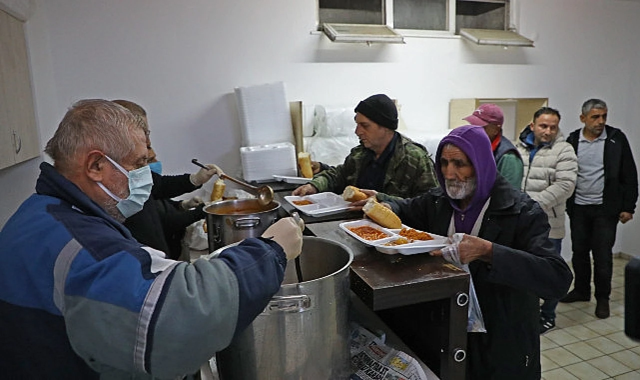 Antalya Büyükşehir Belediyesi, evsiz vatandaşları BİMEKAN Geçici Konaklama Merkezi’nde ağırlamaya devam ediyor.