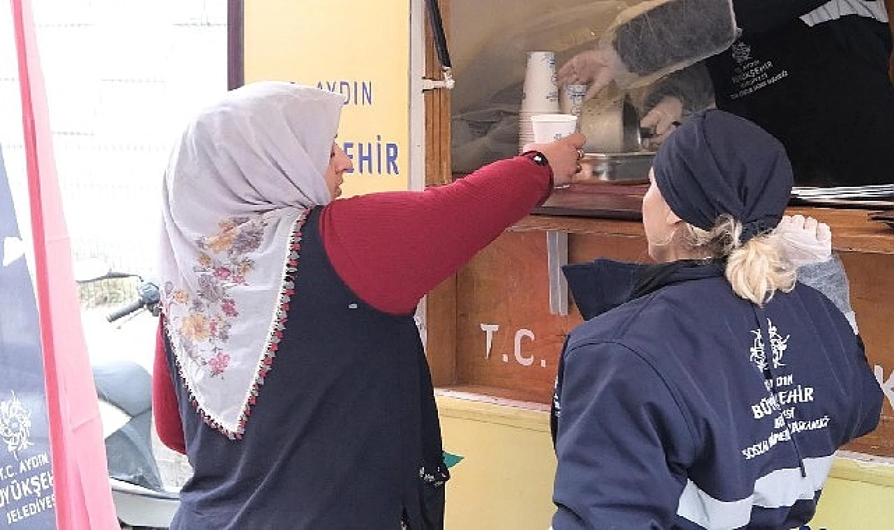 Aydın Büyükşehir Belediyesi, havaların soğumasıyla birlikte başlattığı sıcak çorba ikramına bu yıl da hız kesmeden devam ediyor.