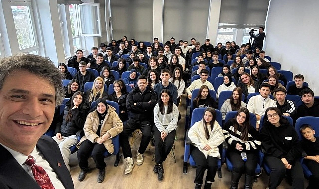 Başkan Kocaman, gençlere yol gösterici tavsiyelerde bulundu ve onların fikirlerine büyük önem verdiğini vurguladı.