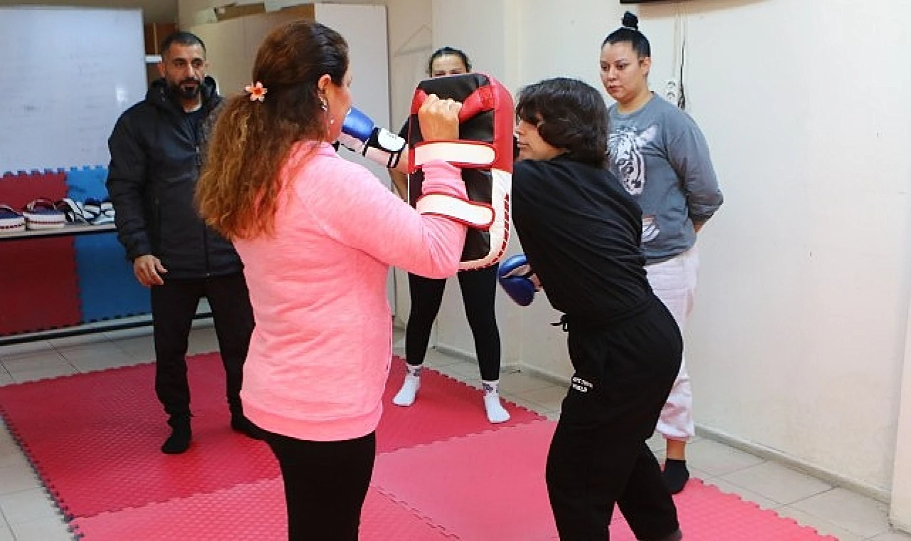 Bayraklı Belediyesi, kadınların güvenliğini artırmaya yönelik başlattığı ücretsiz yakın savunma eğitimlerini başarıyla tamamlayan ilk kursiyerlere sertifikalarını verdi.