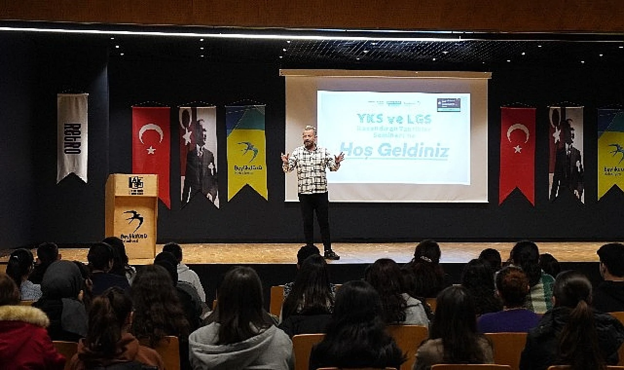 Beylikdüzü Belediyesi, LGS ve YKS’ye hazırlanan öğrencilere yönelik  “Kazandıran Taktikler Semineri” düzenledi.