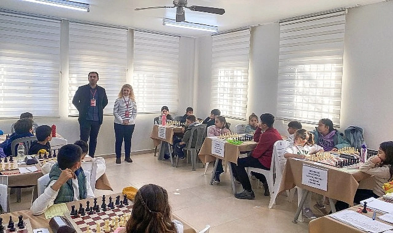 Bornova Belediyesi, Hobi ve Beceri Edindirme Kursları kapsamında yarıyıl tatiline özel bir satranç turnuvası düzenledi.