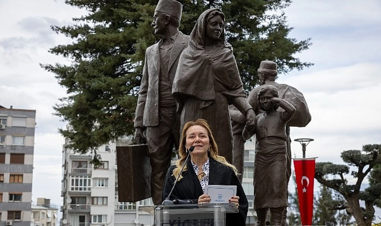 Bugün hepimiz İzmir’de yan yanayız, omuz omuzayız. Ve bundan sonra da vatanımız için, Türkiye için mücadele etmeye, direnmeye devam edeceğiz” dedi.