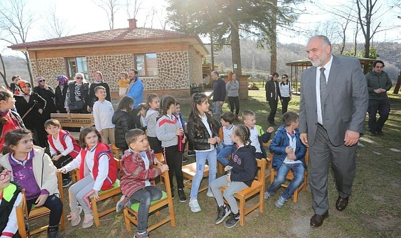 Canik Belediye Başkanı İbrahim Sandıkçı, Canik Orman Okulu’nda 4974 öğrenciye 9 farklı eğitim modülü eşliğinde doğa ile iç içe eğitim verdiklerini ifade etti. 