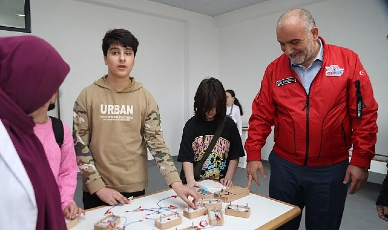 Canik Belediye Başkanı İbrahim Sandıkçı, yarıyıl tatilinde öğrencileri bilim ve teknoloji etkinlikleriyle buluşturduklarını ifade etti. 