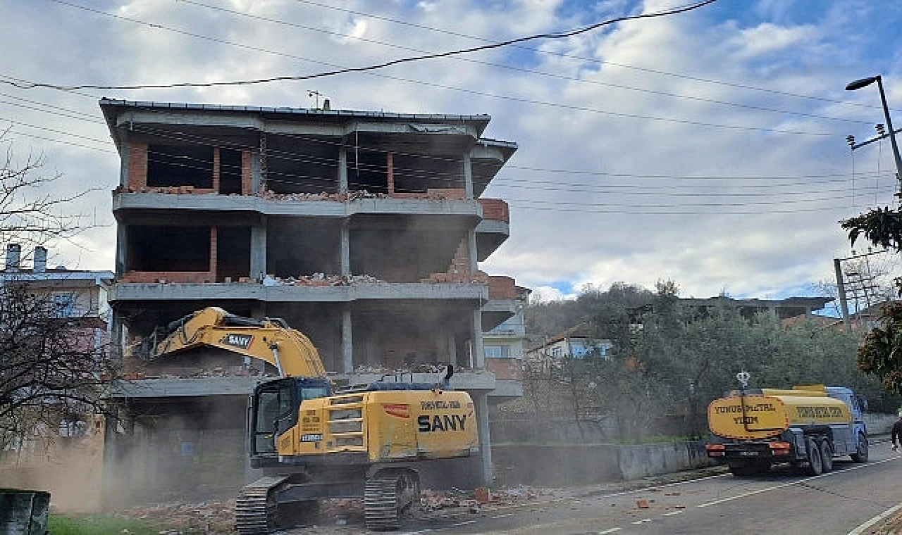 Depreme dayanıksız binalar gölcük belediyesi tarafından yıkılıyor