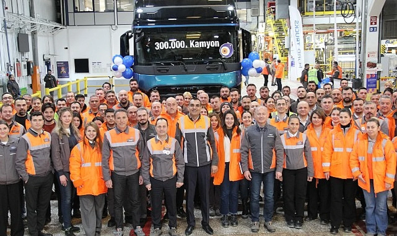Ford Trucks, Eskişehir’deki fabrikasında ürettiği 300 bininci kamyonunu büyük bir gururla hattan indirdi.