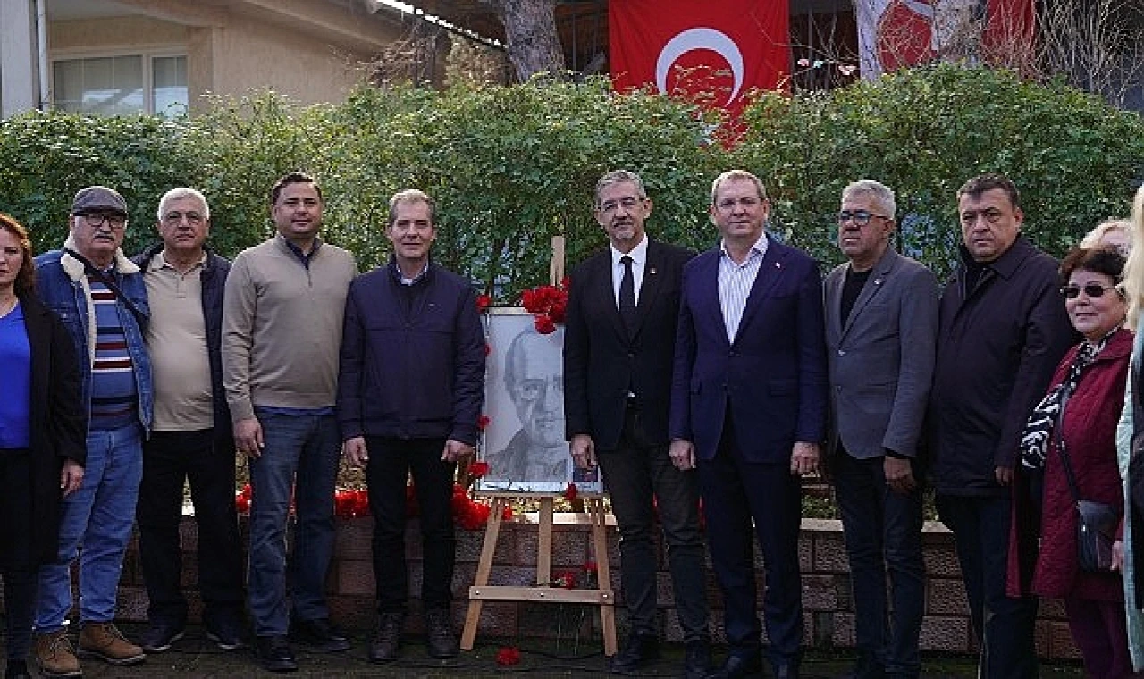 Gazeteci ve yazar Uğur Mumcu, ölümünün 32’nci yılında çok sevdiği Ayvalık’taki evinin önünde karanfillerle anıldı.
