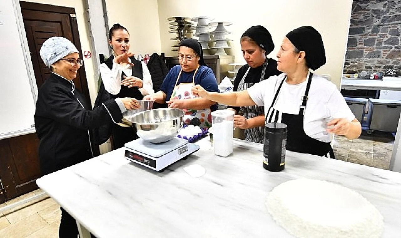 İşaret dili çevirmenleri eşliğinde pastacılığın inceliklerini öğrenen kursiyerler, hünerli elleriyle istihdam kapılarını aralayacak. 