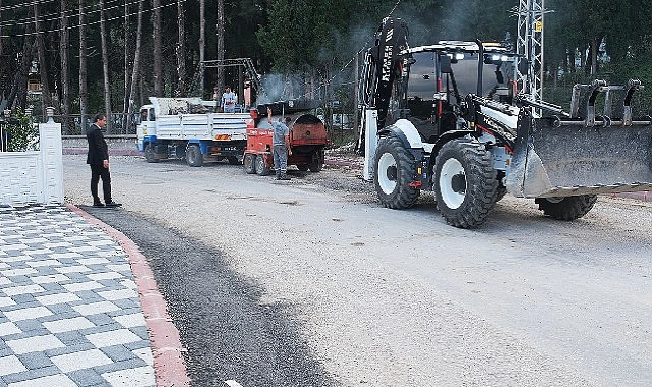Kemer Belediyesi Fen İşleri Müdürlüğü ekipleri ilçe genelinde tahrip olan yollarda düzenleme ve asfalt yama çalışmalarını sürdürüyor.