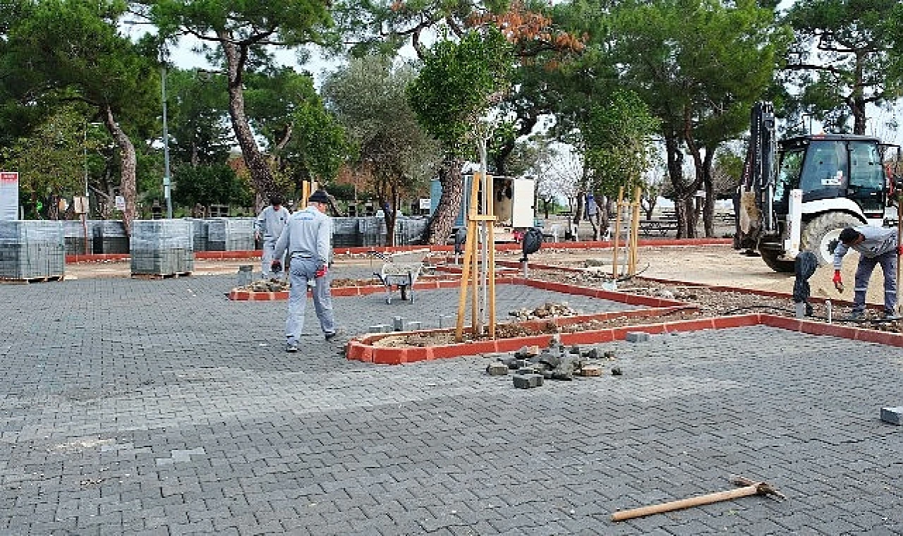 Kemer Belediyesi Kındılçeşme Piknik ve Halk Plajı’nda, Kemer Belediye Başkanı Necati Topaloğlu’nun talimatları doğrultusunda başlatılan yenileme çalışmaları sürüyor.