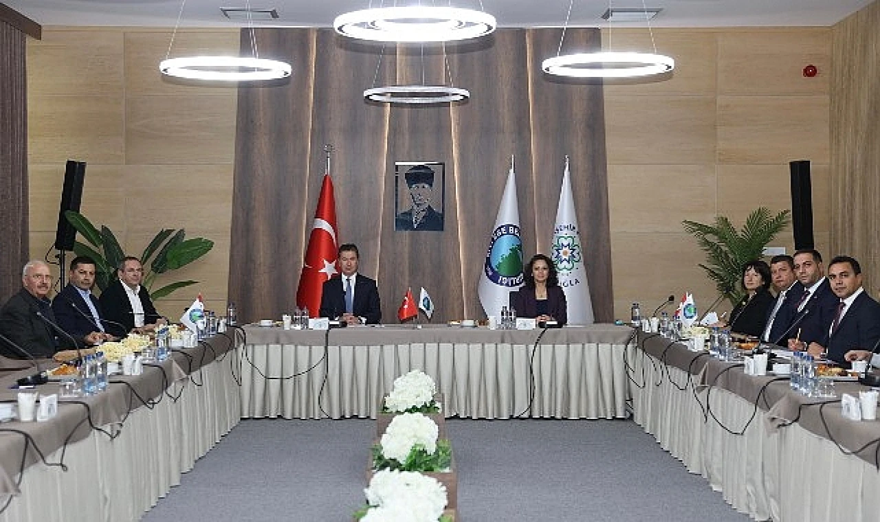 Kıyı Ege Belediyeler Birliği 2025 Ocak ayı encümen toplantısı Kıyı Ege Belediyeler Birliği ve Muğla Büyükşehir Belediye Başkanı Ahmet Aras’ın ev sahipliğinde Muğla’da yapıldı.