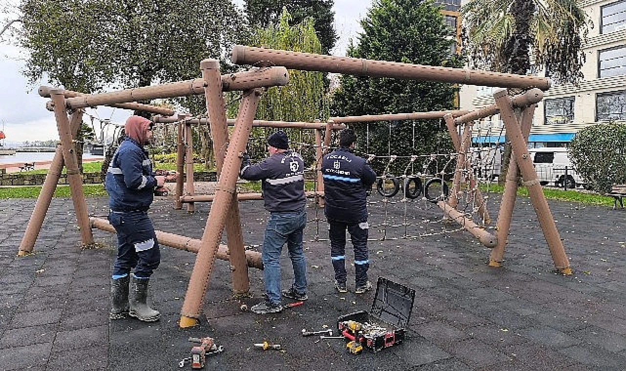 Kocaeli Büyükşehir Belediyesi ekipleri, çocuk oyun grupları ile açık hava spor alanlarındaki donatıların bakımlarını periyodik olarak yerine getiriyor.