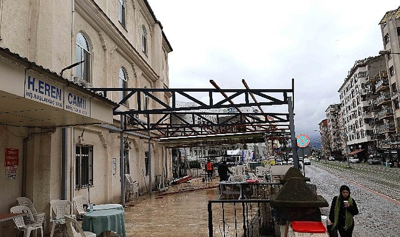 Kocaeli Büyükşehir Belediyesi, İzmit Eren Camii’nin bahçesine, özellikle cuma ve cenaze namazlarında vatandaşların yağmur ve aşırı sıcaklardan etkilenmemesi için sundurma kuruyor.