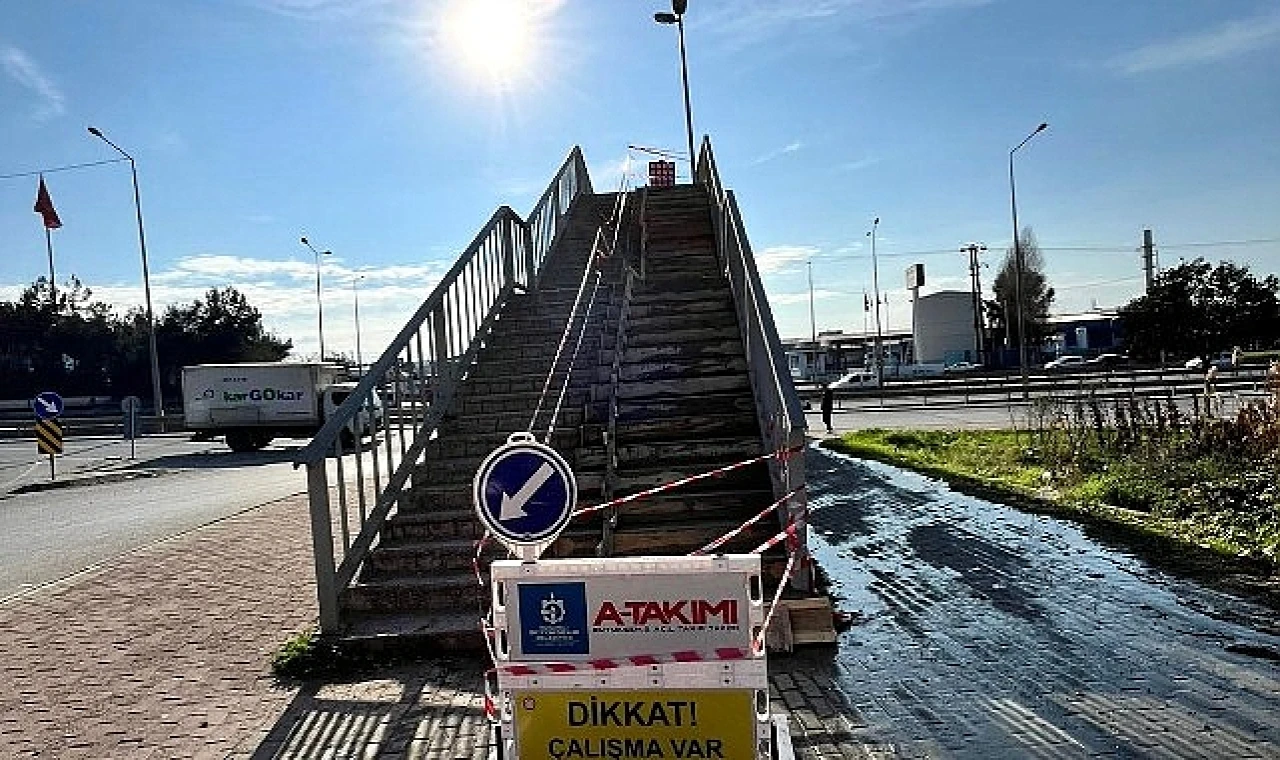Kocaeli Büyükşehir Belediyesi, vatandaşların yoğun olarak kullandığı Gebze Beylikbağı Mahallesi D-100 üzerinde bulunan üst geçitte bakım ve onarım çalışması yapıyor.
