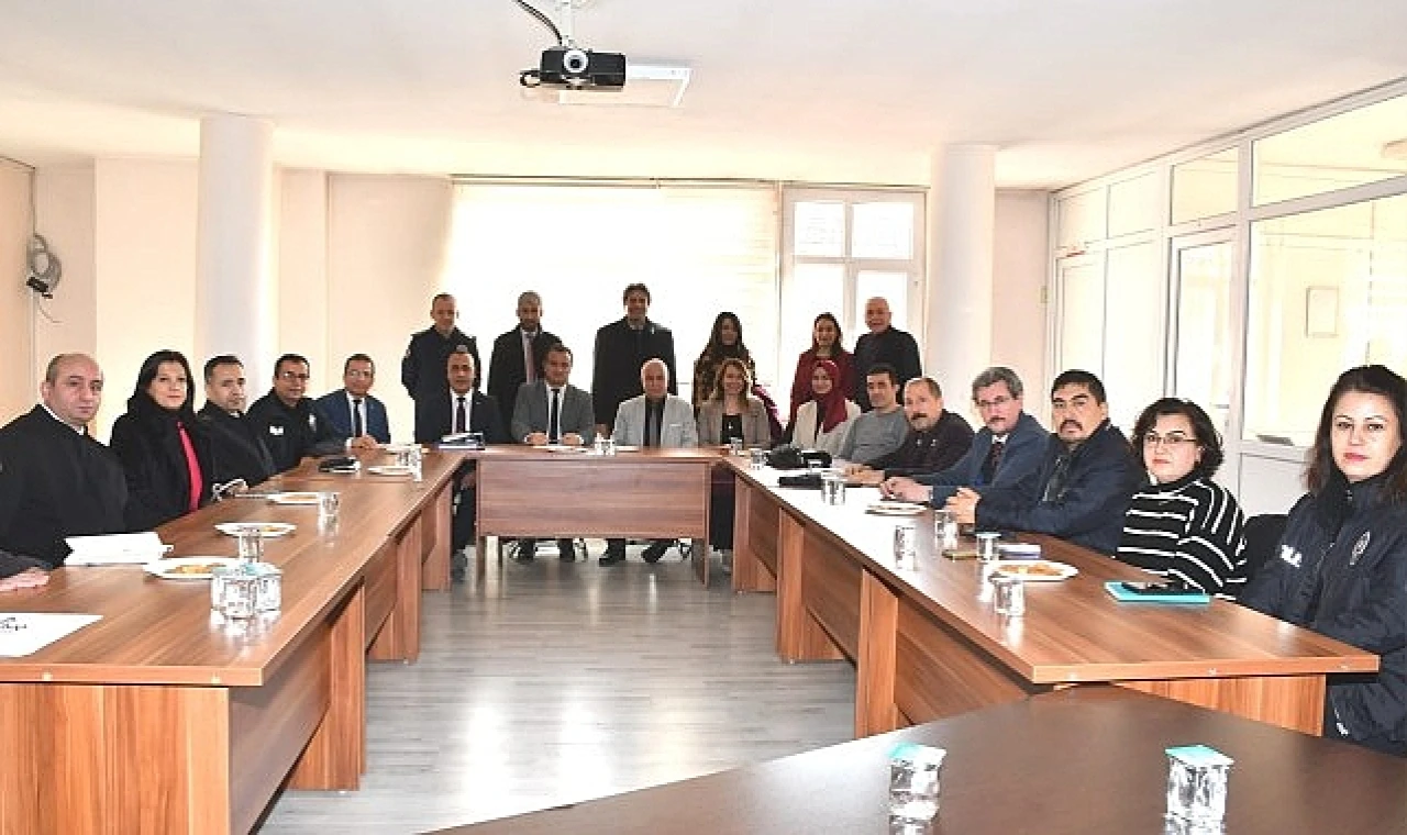 Manisa’da şehit ailelerine ve gazilere daha iyi hizmet sunabilmek için tüm kamu kurum ve kuruluşları ile sivil toplum kuruluşları toplantı gerçekleştirdi.