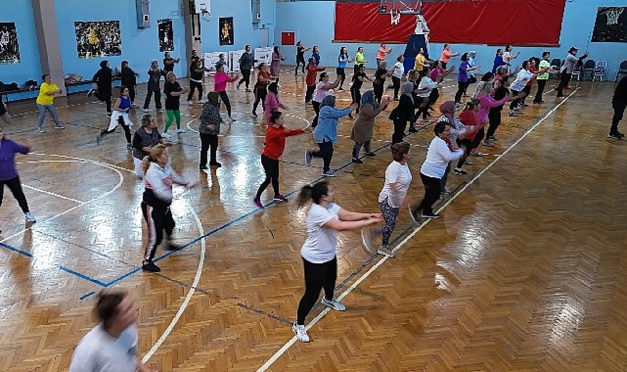 Menemen Belediyesi, kültür ve spor alanındaki çok sayıda ücretsiz kursuyla, ilçede yaşayan kadınlar, gençler ve çocuklara sağlıklı yaşam ve renkli aktiviteler hediye ediyor.