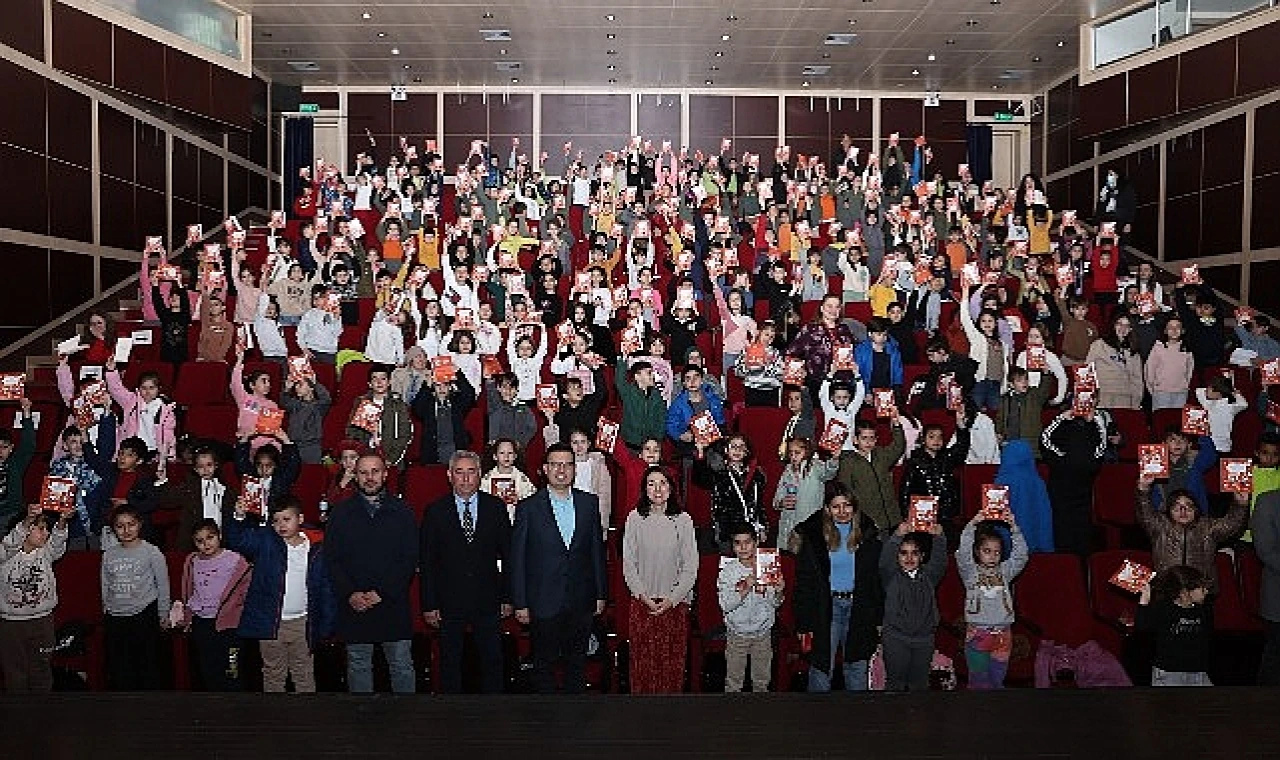 Nilüfer Belediyesi’nin Çocuklara Kitap Söyleşileri’nin konuğu Yazar Burcu Ünsal ilkokul öğrencileriyle bir araya geldi