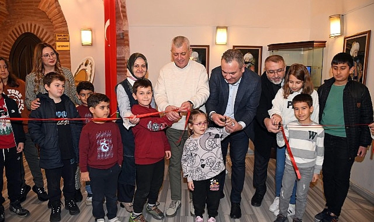 Osmangazi Belediyesi tarafından Hüdavendigar Yetenek Evi’nde açılan Robotik Kodlama ve STEM Atölyesi’ne katılan çocuklar, teknolojik tasarımlarını ve icatlarını sergiledi.