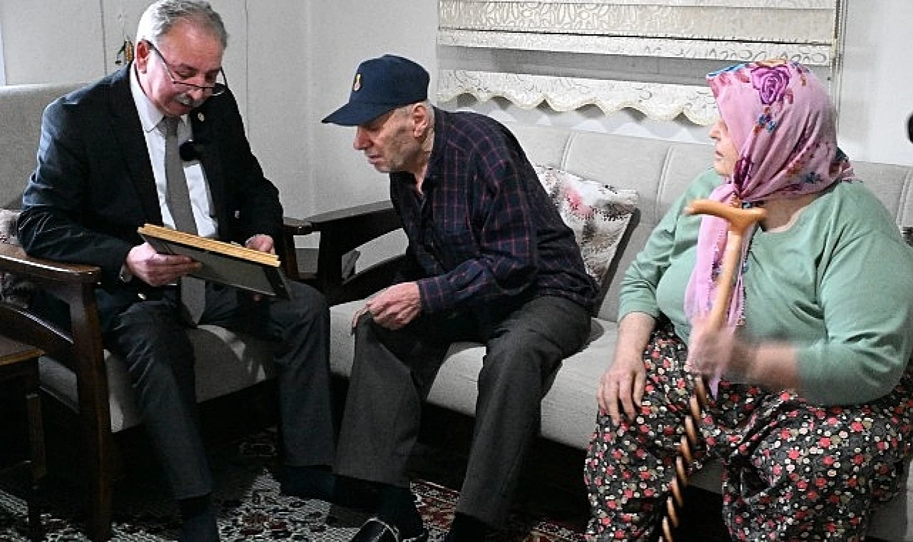 Şehit aileleriyle sohbet eden Başkan Nurlu, şehitlerimizin isimlerinin yaşatılacağı parklar için alınan belediye meclis kararını ailelere teslim etti.