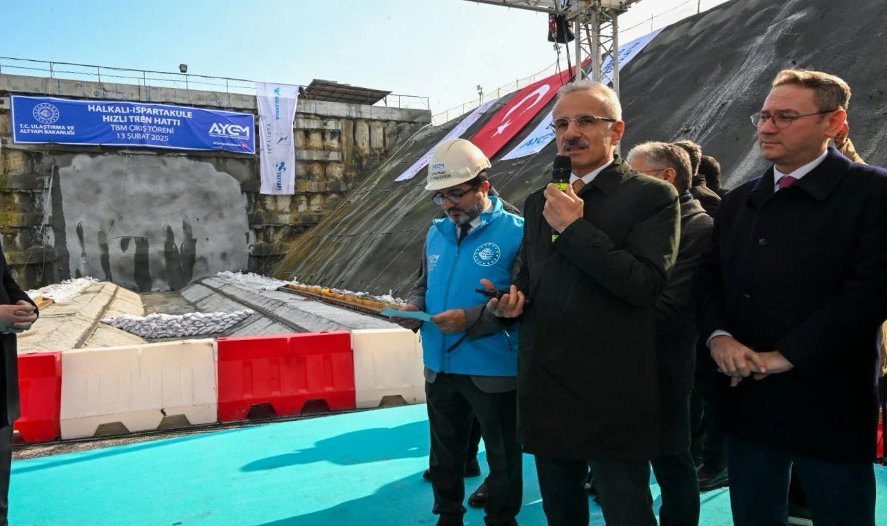 3,1 milyon vatandaşın Marmaray üzerinden İstanbul'un neredeyse her yerine ulaşabileceğini söyledi.