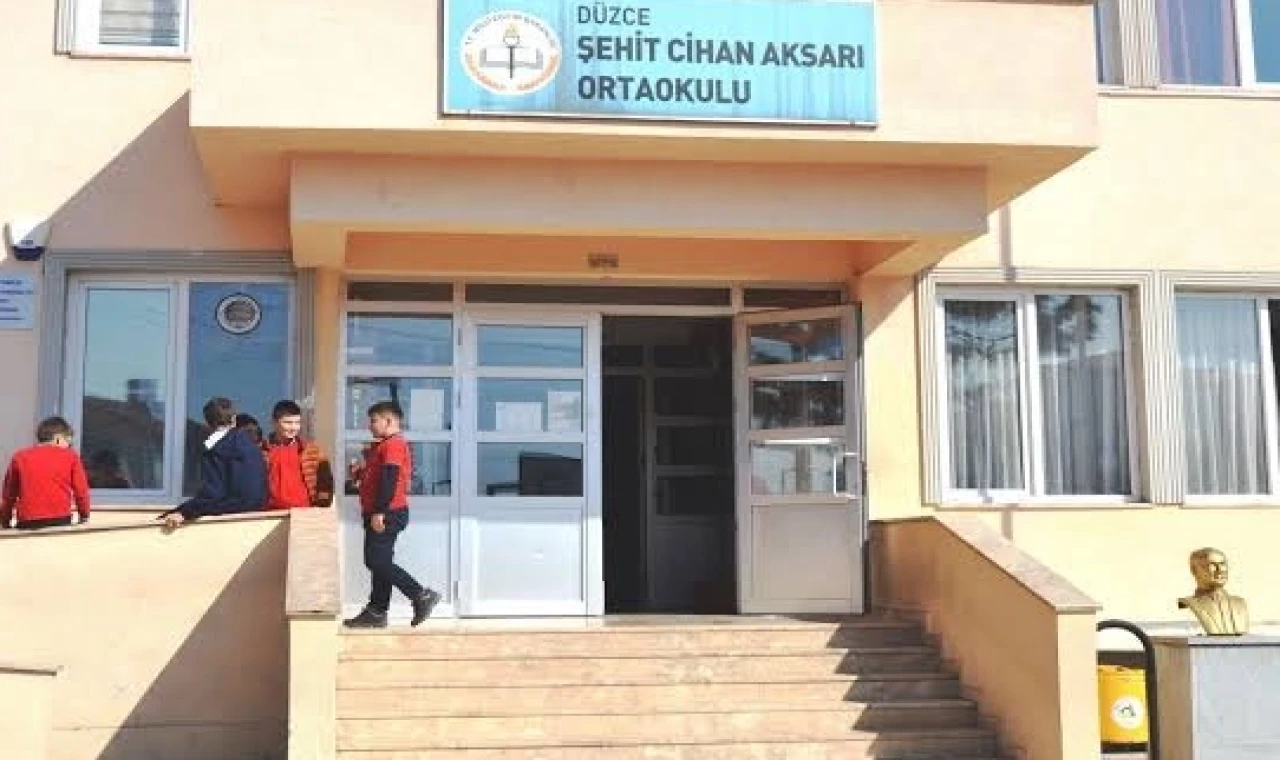 5 öğrenci izinsiz çıktıkları okul dışından aldıkları çiğköfteden rahatsızlandı.