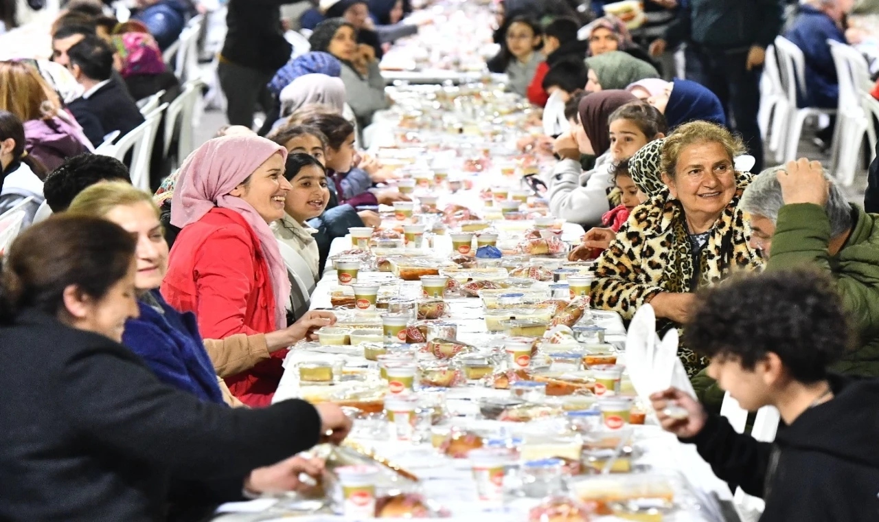 50 bin İzmirliye bin liralık nakdi destek ve gıda paketi ulaştırılacak.