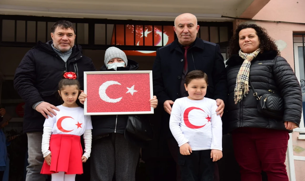 adını taşıyan Yunusemre Barbaros Mahallesi Mehmet Savunmaz Ortaokulu’nda Manisa Büyükşehir Belediyesi organizasyonuyla düzenlenen törenle anıldı.