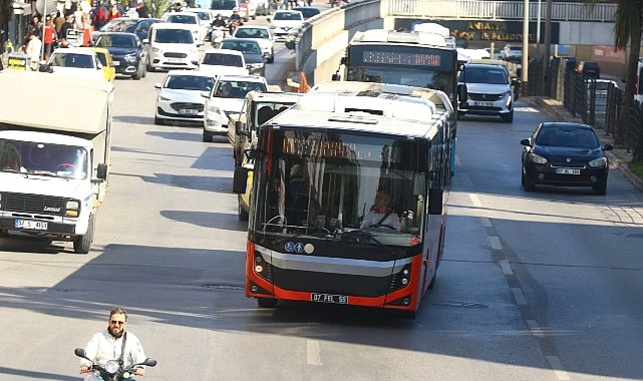 Antalya Büyükşehir Belediyesi’nin trafik yoğunluğunu azaltmak ve toplu taşımayı özendirmek amacıyla halk otobüslerine özel şerit uygulaması UKOME’den geçti. 