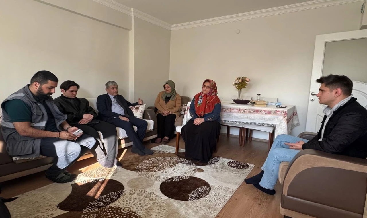 apısını çaldı, yüreklerine dokundu.