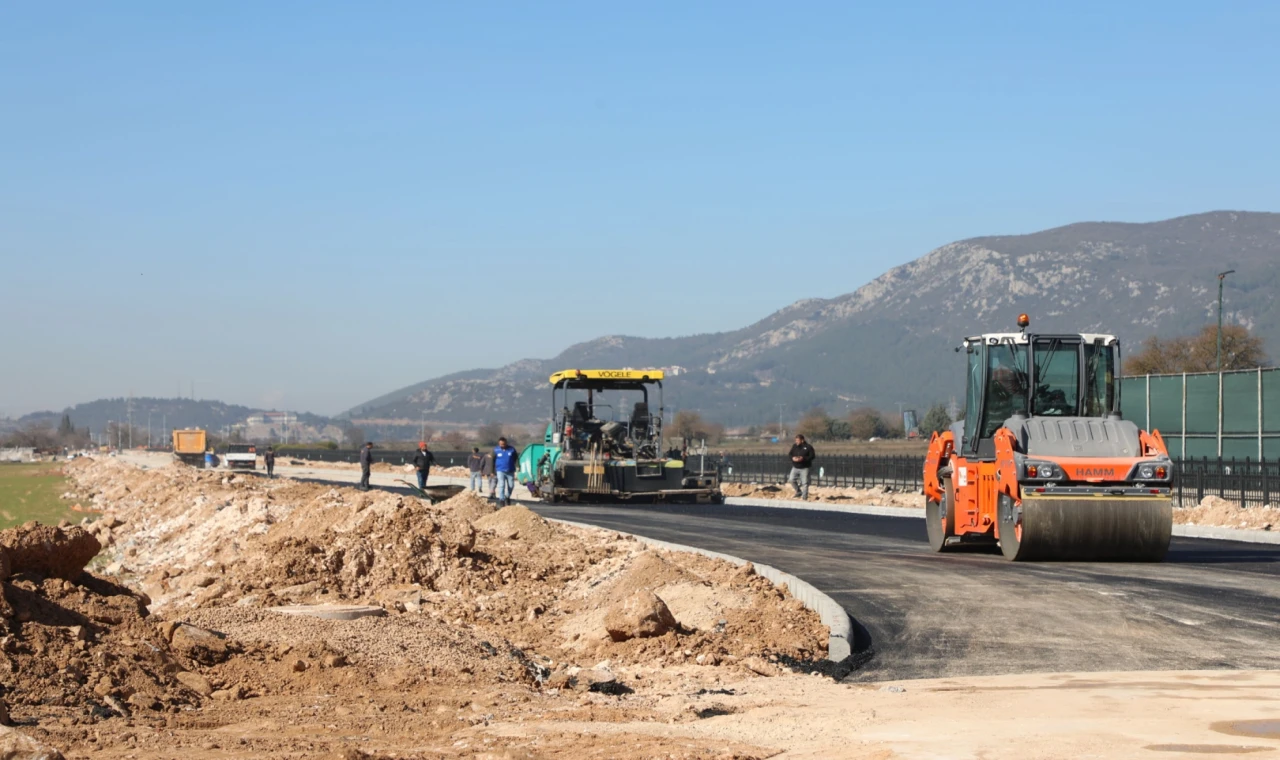 Asfalt çalışmalarının tamamlanmasının ardından yol vatandaşların hizmetine açılacak.