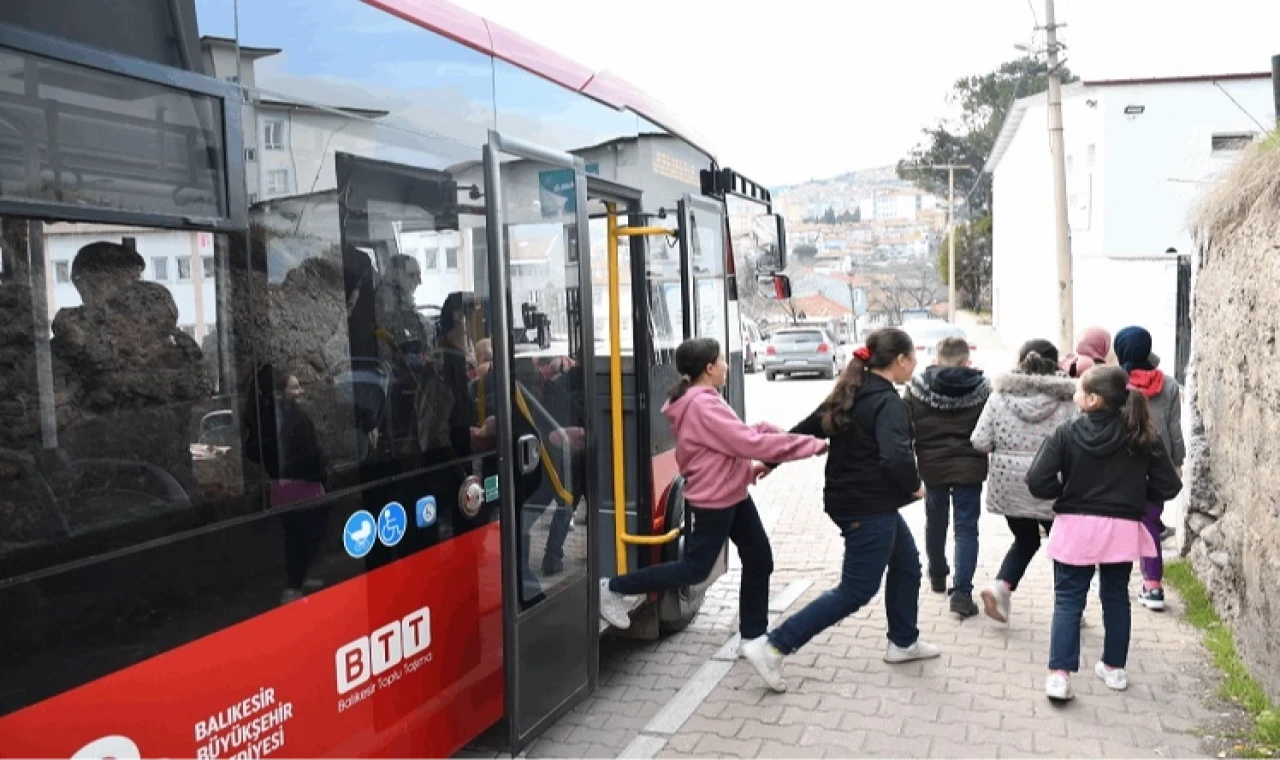 Balıkesir Büyükşehir öğrenciler için taşımalı eğitim gören öğrencilerin servislerinin kaldırılması üzerine yaşanan mağduriyeti gidermek için tüm imkânlarını seferber ediyor.