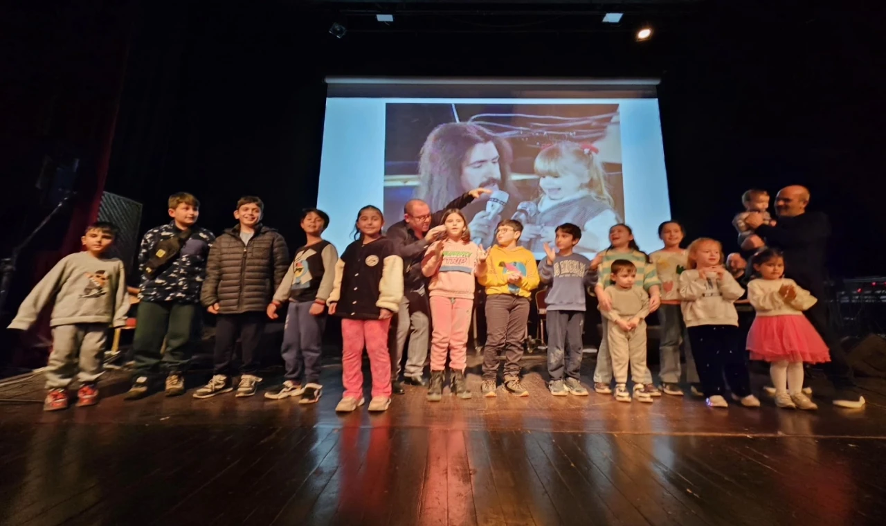 Barış Manço’yu anmak amacıyla düzenlediği konser, vatandaşların yoğun ilgisiyle gerçekleştirildi.