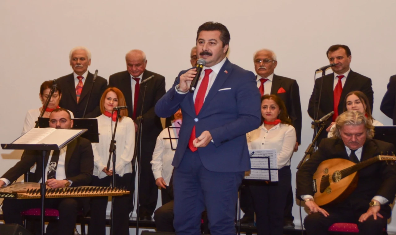 Başkan Özel, dinleyiciler tarafından ayakta alkışlandı.