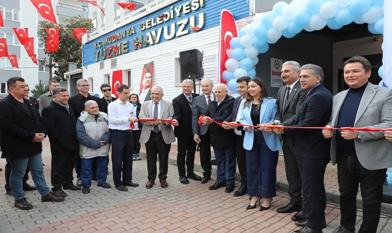 Bursa Mudanya Belediyesi’nin yenilediği ve dört mevsim kullanıma uygun hale getirdiği kapalı yüzme havuzu törenle hizmete açıldı.