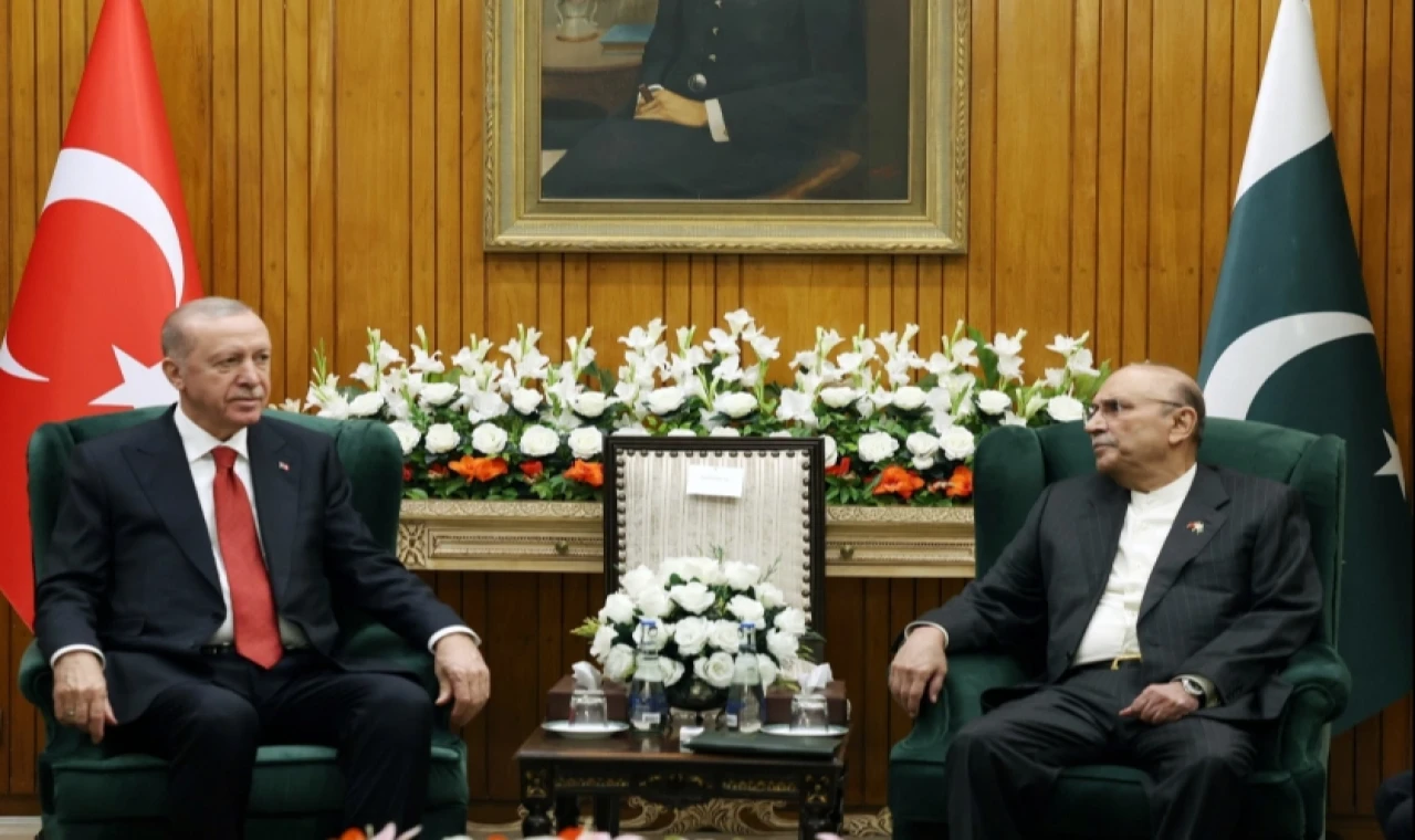 Cumhurbaşkanı Erdoğan, Cumhurbaşkanı Asıf Ali Zerdari ile bir araya geldi.