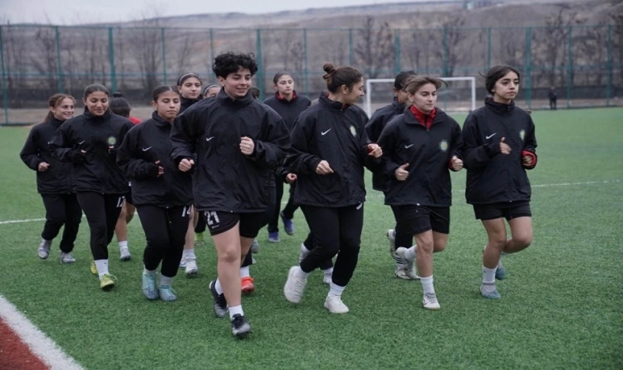 DBB Kadın Futbol Takımı sporcuların başarısını güçlendirmeyi hedefliyor.