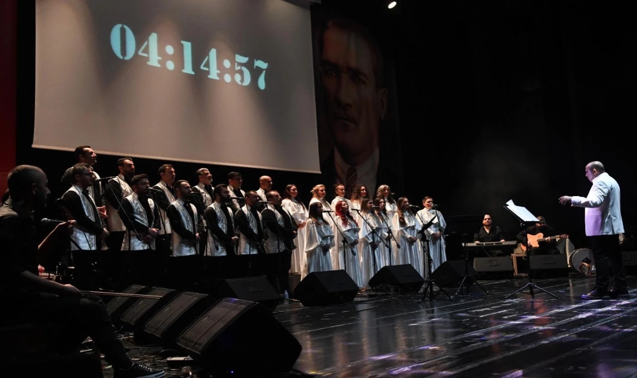 Depreme Ağıt, Geleceğe Umut' temasıyla gerçekleşen konserde, depremde hayatını kaybeden binlerce kişi yad edildi.