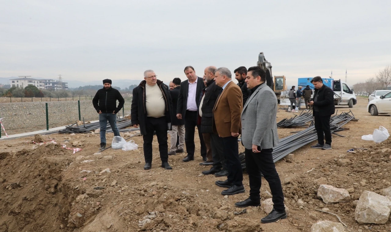 Edremit Çayı üzerinde Eminkuyu mevkiinde yapımına başlanan yeni köprüyü yerinde inceledi.