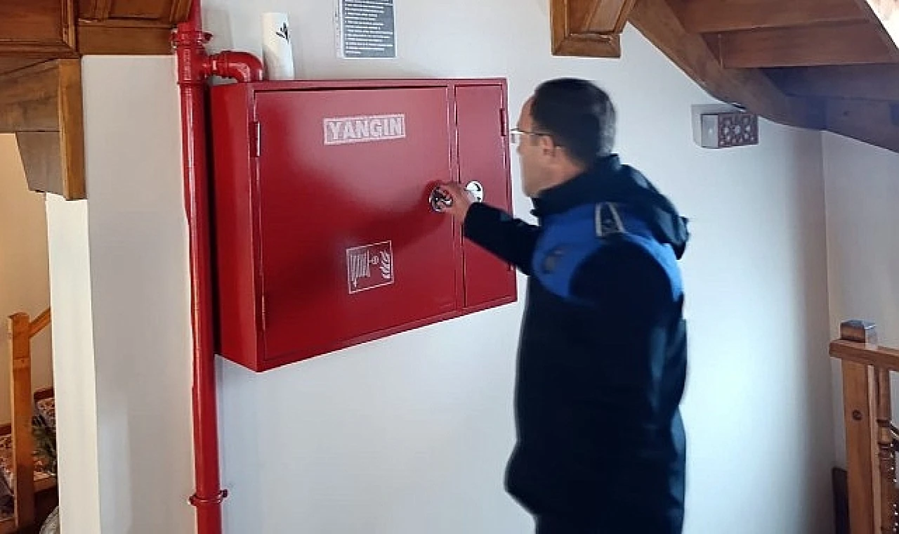 Ekipler denetimde deprem, yangın gibi acil durumlara ilişkin ekipman ve personel yeterliliklerini de kontrol ediyor.