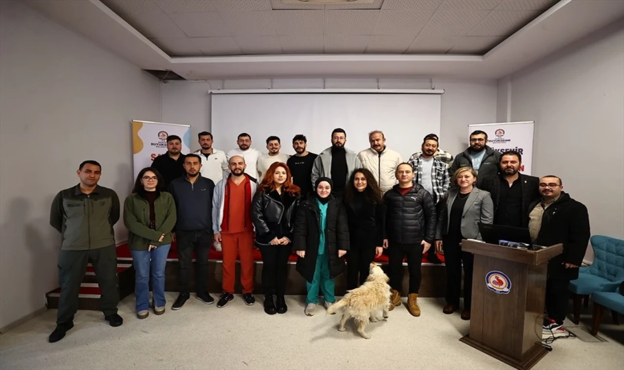 Farklı kurumlardan gelen veteriner hekimlerin eğitim verdiği program sonucu katılımcılara sertifika dağıtıldı.