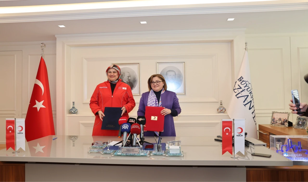 Gaziantep Büyükşehir Belediyesi ile Türk Kızılay’ı arasında insani yardım alanında iş birliği protokolü imzalandı.