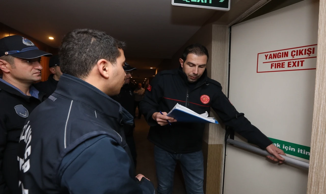 Gaziantep’te yangın riskine karşı yangın güvenliğini sağlamak amacıyla denetimlerini sürdürüyor ve yangın risklerini en aza indirmeyi hedefliyor.